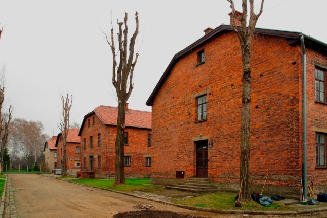 Os antigos galpões de prisioneiros de Auschwitz hoje trazem mostras que recontam as atrocidades aqui cometidas