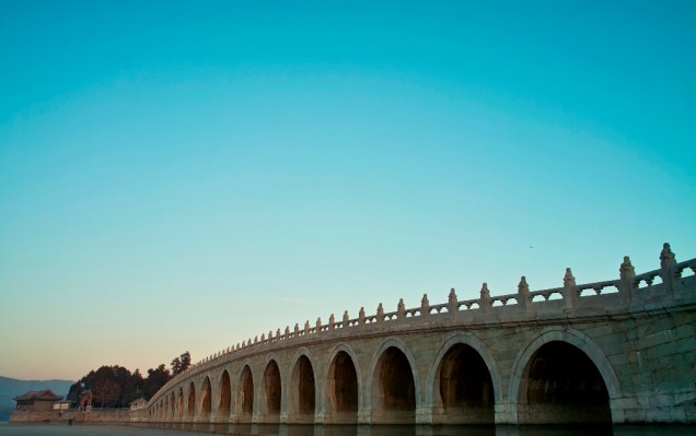 A ponte dos desessete arcos é uma das marcas mais conhecidas do Palácio de Verão, em Pequim