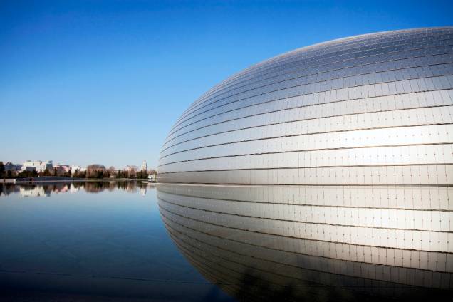 O Centro Nacional de Artes Performáticas de Pequim reúne instalações para espetáculos de teatro, dança e ópera, todos sob uma estrutura que combina titânio, vidro e outros materiais de ponta