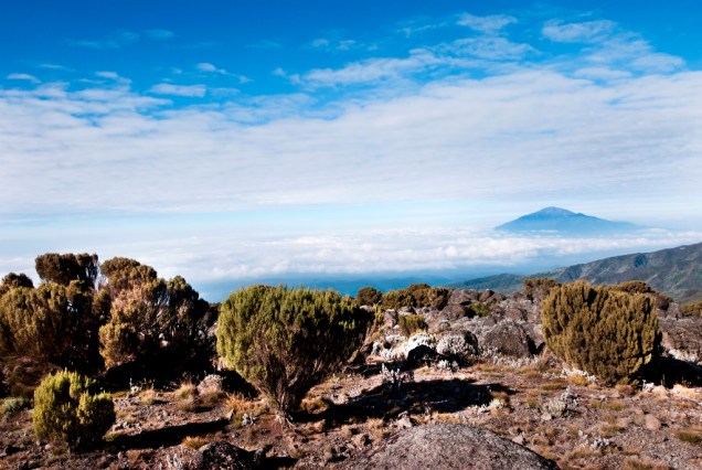 O monte Meru, sobre a cidade de Arusha, oferece paisagens espetaculares, como a do monte Kilimanjaro, o ponto culminante da África