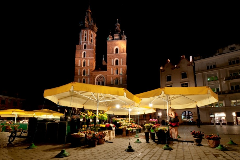 A Praça do Mercado de Cracóvia é uma das mais amplas da Europa. Um dos seus pontos focais é a basílica de Santa Maria, em estilo gótico polonês, cujo policromático e elaborado interior é uma visão de encantadora beleza