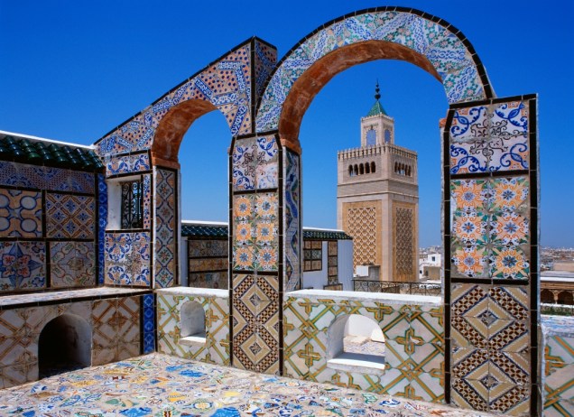 Minarete da Grande Mesquita de Túnis. Apesar de seu passado glorioso com a antiga colônia fenícia de Cartago - hoje apenas ruínas em um subúrbio da capital, hoje os principais traços da cidade são majoritariamente islâmicos