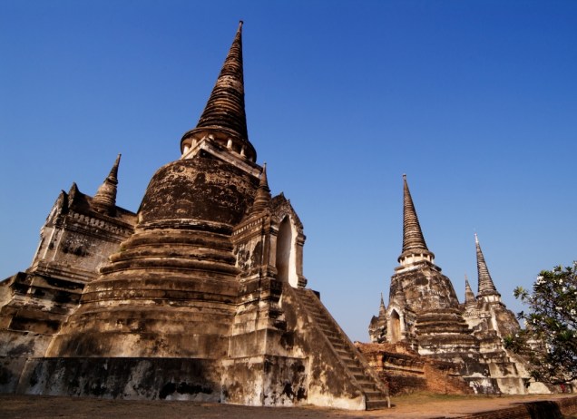 O templo de Wat Phra Sri Sanphet é um dos muitos que se encontram em Ayutthaya, listada como patrimônio da humanidade pela Unesco, um popular passeio a partir de Bangcoc,