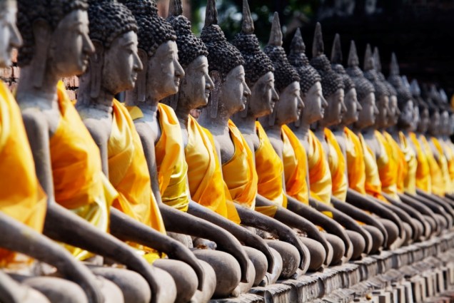 Imagens de Buda no templo Wat Yai Chaimongkon, em Ayutthaya, ao norte de Bangcoc, a antiga capital que viria a ser totalmente destruída por guerreiros do Myanmar