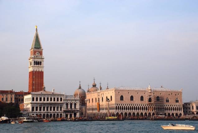 Vista do Palazzo Ducale, das cúpulas da basílica de São Marcos e a Campanilha a partir da laguna de Veneza