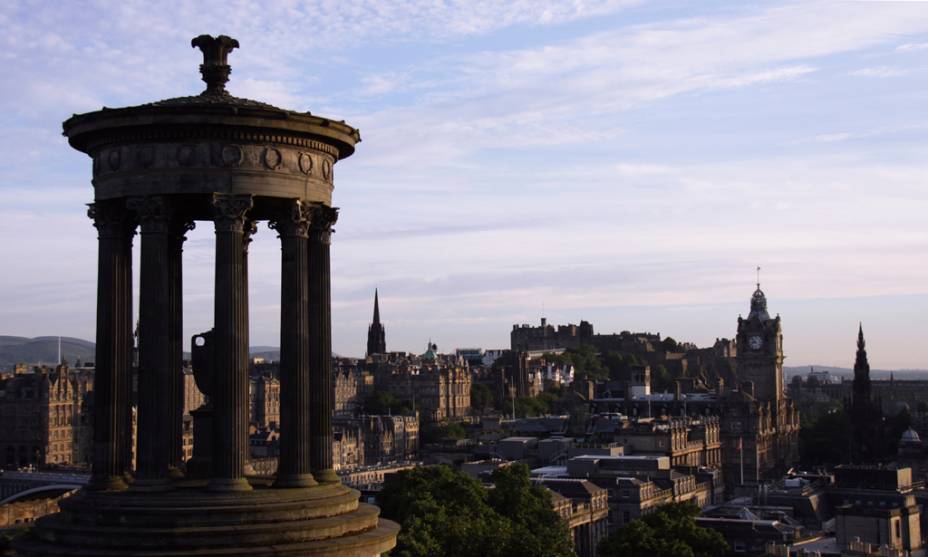 Monumento a Dugald Stewart e, ao fundo, o Castelo de Edimburgo