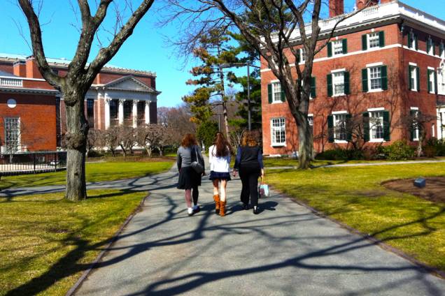 A <a href="http://viajeaqui.abril.com.br/estabelecimentos/estados-unidos-boston-atracao-harvard-university" rel="Universidade de Harvard" target="_blank">Universidade de Harvard</a>, uma das mais importantes instituições do mundo, é aberta ao público. Seus prédios e corredores podem ser explorados livremente pelos visitantes