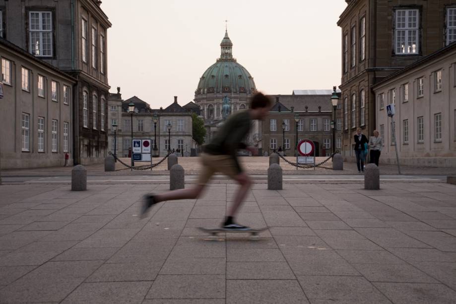 Skatista em frente ao palácio Amalienborg, residência de inverno da família real dinamarquesa