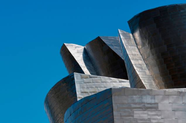 Projetado pelo arquiteto canadense-americano Frank Gehry, o Guggenheim de Bilbao é uma atração por si só, com seu desenho inovador, como uma espécide escultura gigantesca