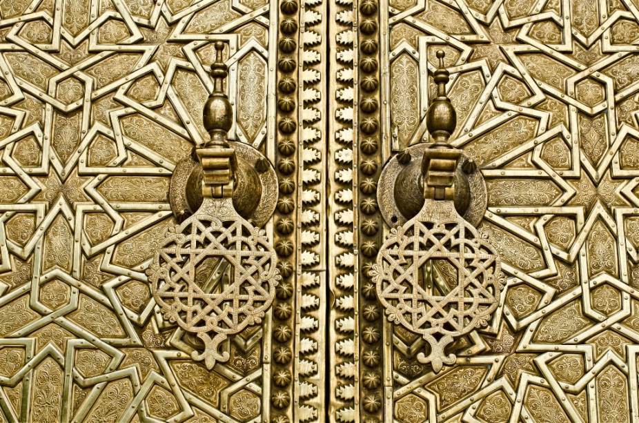 Detalhe de um portão no Palácio Real de Fez. As elaboradas repetições geométricas fazem parte da identidade visual árabe, repleta de padrões geométricos e variados usos da caligrafia Detalhe de um portão no Palácio Real de Fez. As elaboradas repetições geométricas fazem parte da identidade visual árabe, repleta de padrões geométricos e variados usos da caligrafia
