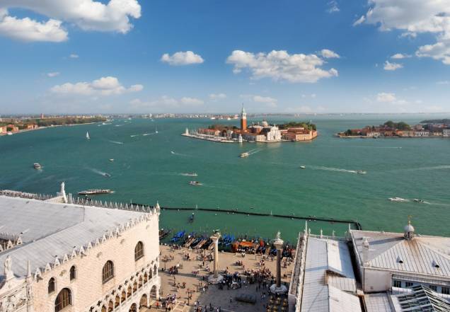 Vista geral da laguna de Veneza. Em primeiro plano, a Piazzeta, com as colunas de São Teodoro e São Marcos e o Palazzo Ducale. Ao longe, as ilhas de San Giorgio Maggiore e Giudecca