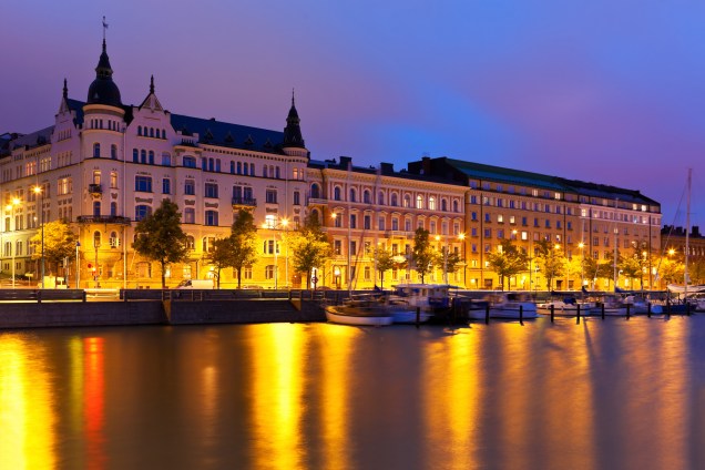 Vista noturna de Helsinque, capital da Finlândia