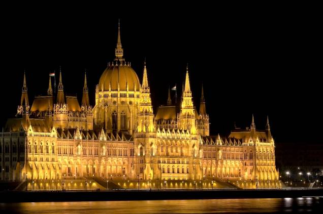 O parlamento húngaro foi concluído no início do século 20, em estilo neogótico, num arrajo que traz reminiscências ao seu similar britânico, o Palácio de Westminster
