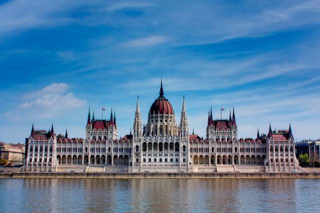 O melhor local para tirar fotos do parlamento húngaro é do outro lado do rio Danúbio, no morro do castelo