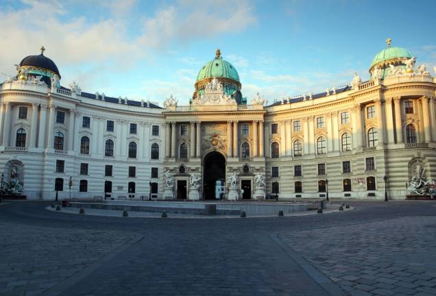 A porta de Michaelerplatz dá acesso tanto aos aposentos imperiais do Hofburg como para a Escola Espanhola de Cavalaria