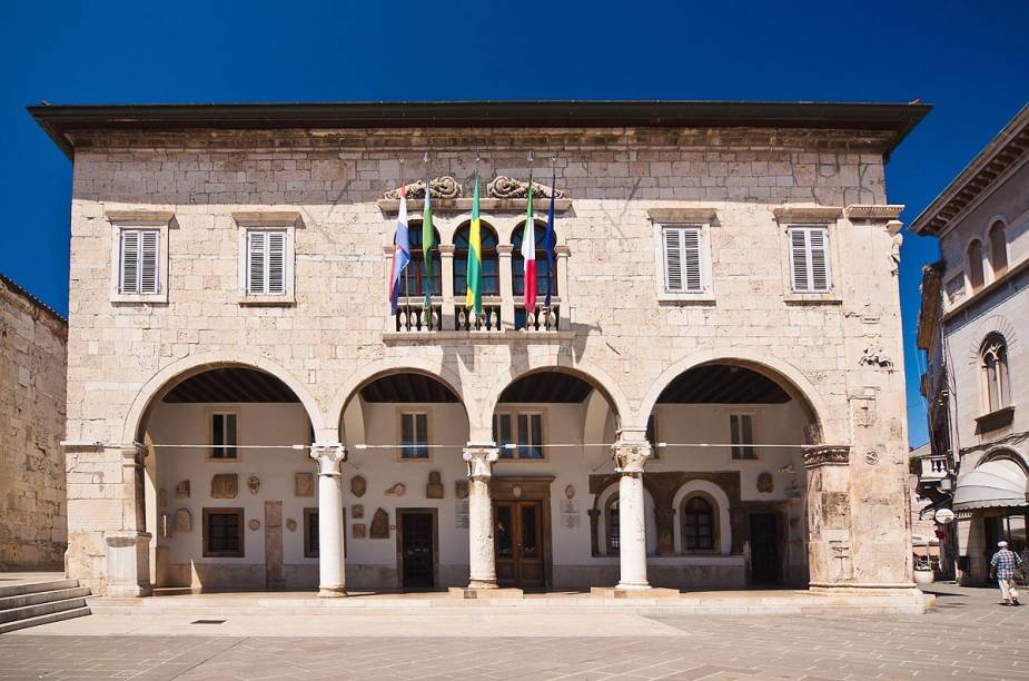 Ao lado do Templo de Augustus, estão prédios públicos e museus construídos na Idade Média e Moderna - como o da foto