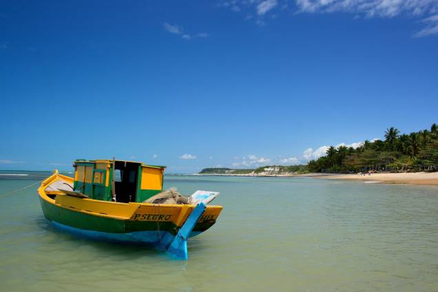 Barco ancorado na Praia do Espelho