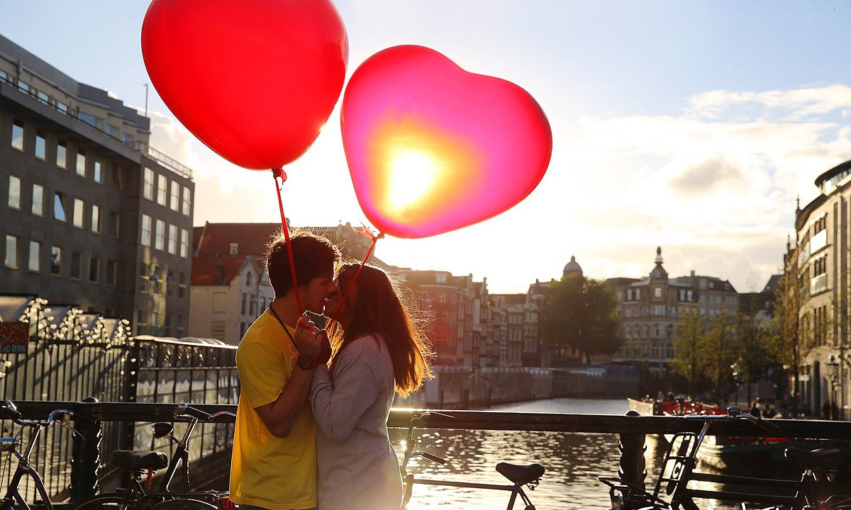 100 World Kisses - fotógrafo viaja fotografando beijos pelo mundo