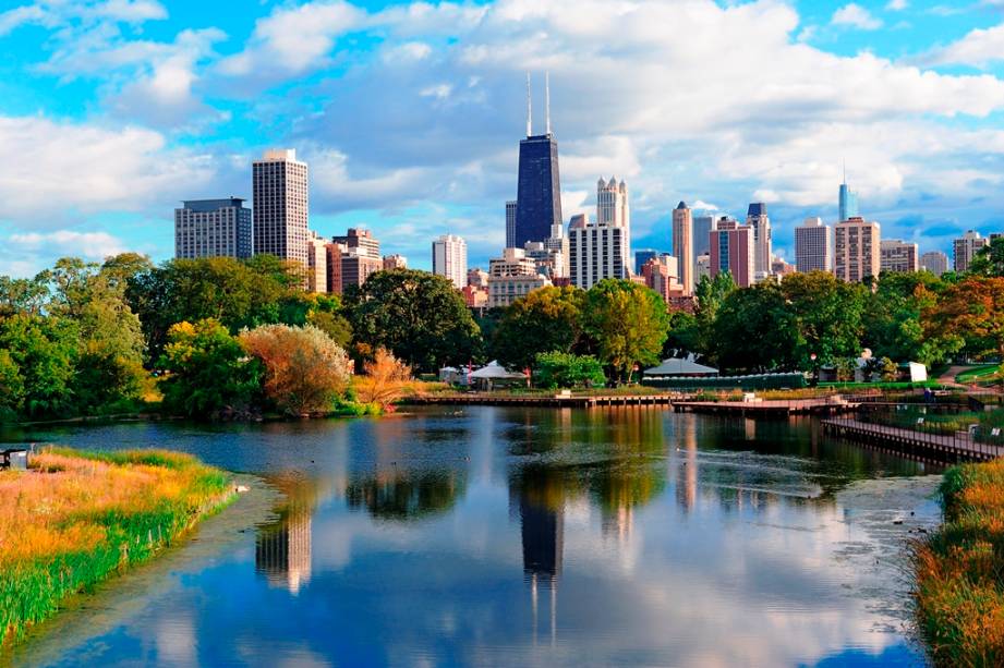 O Lincoln Park é considerado um dos parques mais importantes de Chicago. Ao fundo, é possível avistar o skyline da cidade O Lincoln Park é considerado um dos parques mais importantes de Chicago. Ao fundo, é possível avistar o skyline da cidade