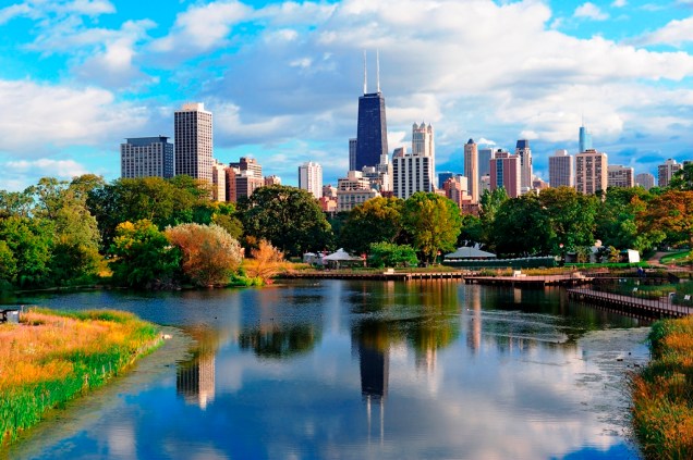 O Lincoln Park é considerado um dos parques mais importantes de Chicago. Ao fundo, é possível avistar o skyline da cidade