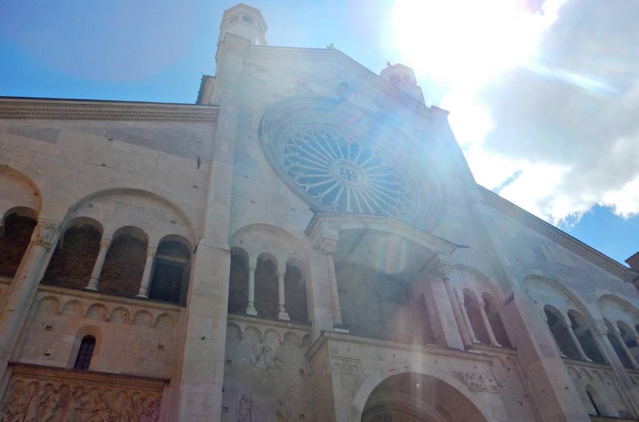 Fachada da Catedral de Módena, na <a href="https://viajeaqui.abril.com.br/paises/italia" rel="Itália" target="_blank">Itália</a>; a cidade fica entre <a href="https://viajeaqui.abril.com.br/cidades/italia-milao" rel="Milão" target="_blank">Milão</a> e <a href="https://viajeaqui.abril.com.br/cidades/italia-bolonha" rel="Bolonha" target="_blank">Bolonha</a> e pode ser uma paradinha no caminho entre as duas