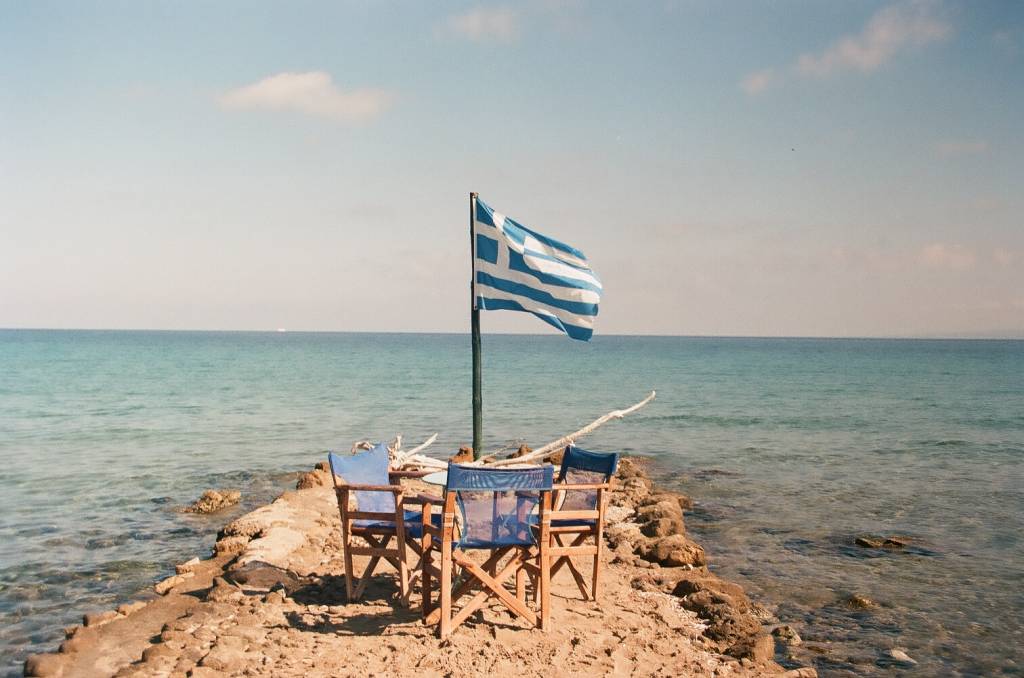Bandeira grega numa prainha de Zakynthos... Calmaria (foto: Sara/Flickr/creative commons)