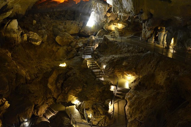 Além da gruta do santuário, há cavernas espetaculares na região de Lourdes - as Bétharram, a sudoeste da cidade, podem ser visitadas de abril a outubro