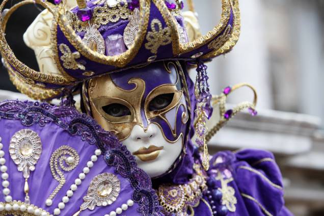 A tradição de Veneza no Carnaval vem de muito tempo atrás, desde seu auge no século 18. As fantasias não combinam exatamente com a nossa idéia de folia – são pesadas, de veludo – mas é impossível visitar a cidade e não querer trazer uma de suas fabulosas máscaras na bagagem A tradição de Veneza no Carnaval vem de muito tempo atrás, desde seu auge no século 18. As fantasias não combinam exatamente com a nossa idéia de folia – são pesadas, de veludo – mas é impossível visitar a cidade e não querer trazer uma de suas fabulosas máscaras na bagagem