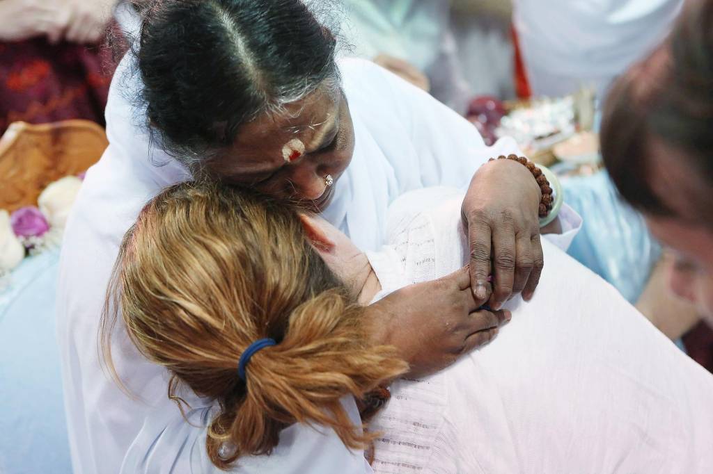 Amma, a Guru do Abraço, de Kerala, Índia, abraça pessoas em Nova York