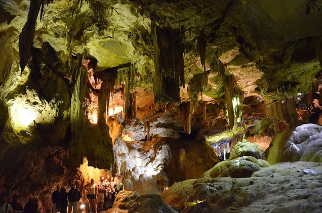 Cerca de 15 quilômetros a sudoeste de Lourdes, estão as cavernas de Bétharram