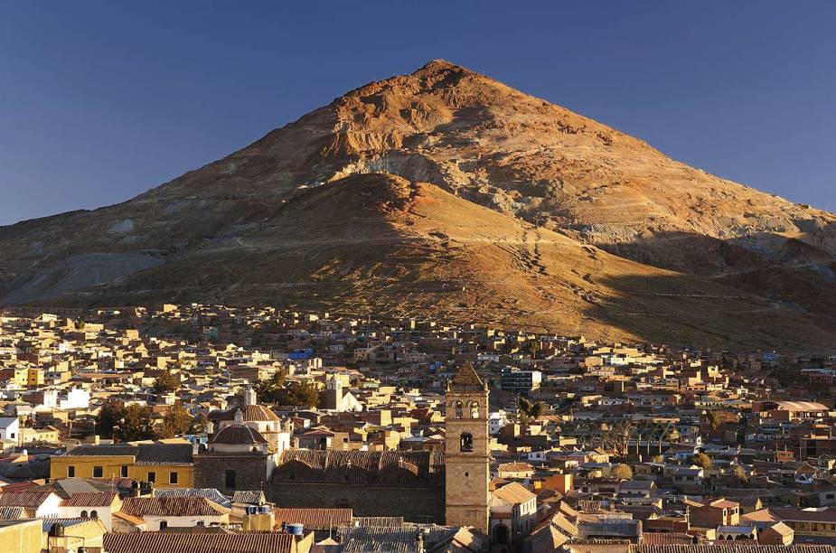 A cidade de Potosí, na Bolívia, já foi uma das mais ricas das Américas, graças à exploração de prata no Cerro Rico (ao fundo)