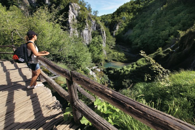 A repórter contempla os elementos no Parque Nacional de Plitvice, na Croácia