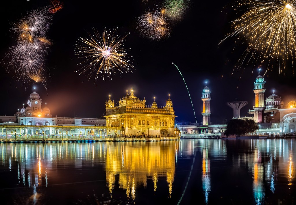 Golden Temple Amritsar, o templo dourado de Amritsar, na Índia, durante o festival Diwali