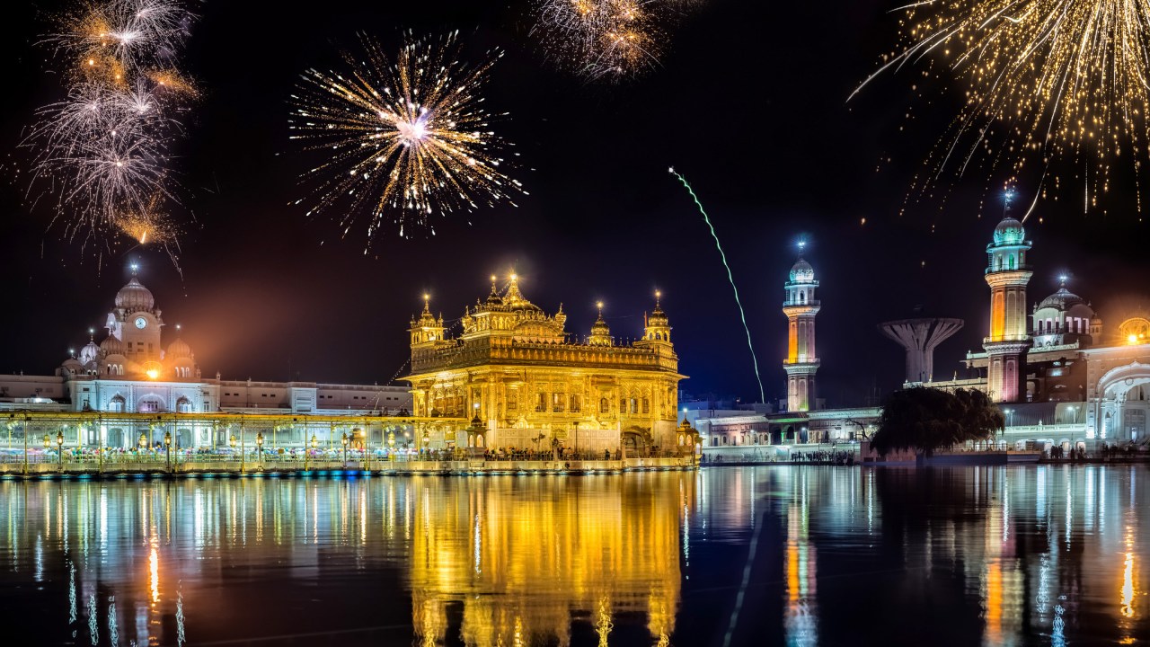 Golden Temple Amritsar, o templo dourado de Amritsar, na Índia, durante o festival Diwali