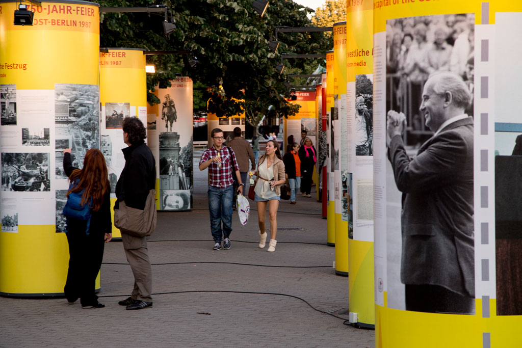 Instalação comemorativa dos 775 anos de Berlim. Pilares amarelos estampam a história da cidade