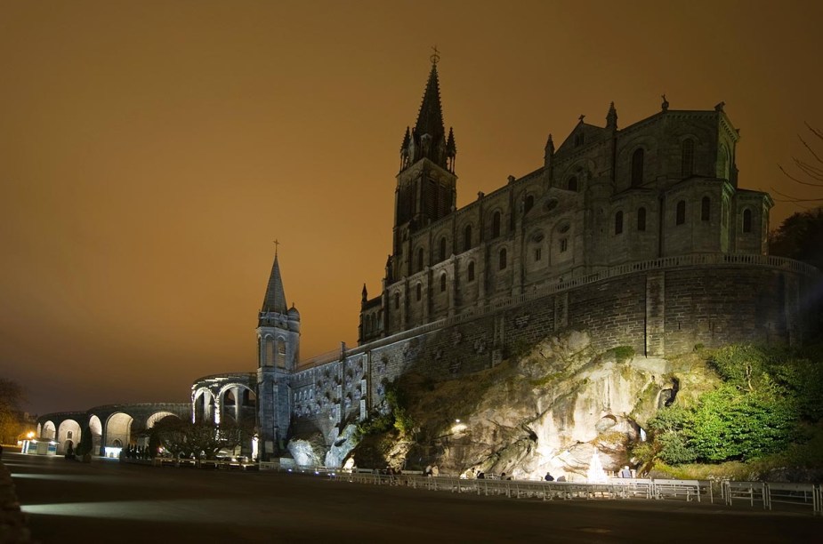 Vista lateral da Basilique du Rosaire, construída em cima da gruta iluminada