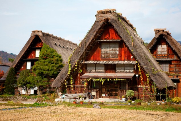 É possível visitar as vilas de Shirakawago e Gokayama a partir de excursões de ônibus partindo de Takayama