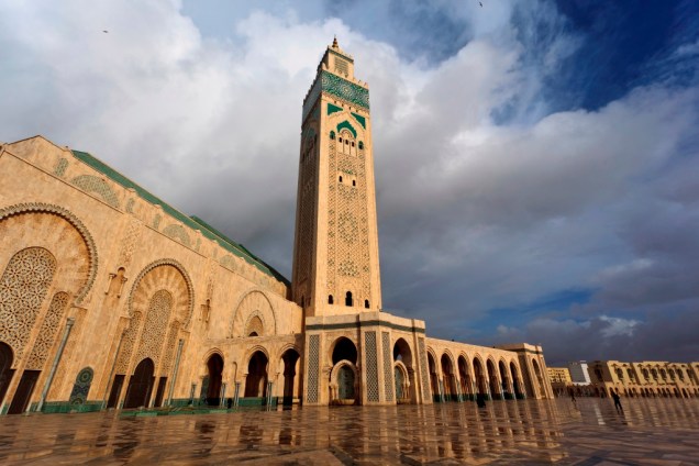 Inaugurada em 1993, a Mesquita Hassan II está entre as maiores do mundo, além de ser considerada um dos mais importantes cartões-postais de Casablanca