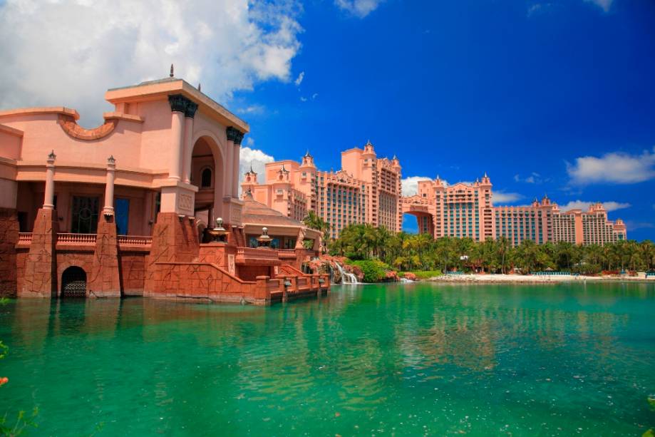 O <a href="https://viajeaqui.abril.com.br/estabelecimentos/bahamas-nassau-hospedagem-atlantis-paradise-island" rel="Atlantis Paradise Island" target="_blank">Atlantis Paradise Island</a> fica em uma ilha bem próxima ao centro de <a href="https://viajeaqui.abril.com.br/cidades/bahamas-nassau" rel="Nassau" target="_blank">Nassau</a>, que pode ser acessada através de pontes O <a href="https://viajeaqui.abril.com.br/estabelecimentos/bahamas-nassau-hospedagem-atlantis-paradise-island" rel="Atlantis Paradise Island" target="_blank">Atlantis Paradise Island</a> fica em uma ilha bem próxima ao centro de <a href="https://viajeaqui.abril.com.br/cidades/bahamas-nassau" rel="Nassau" target="_blank">Nassau</a>, que pode ser acessada através de pontes
