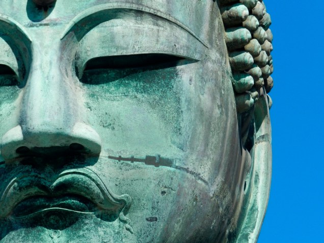 O Grande Buda de Kamakura possui elementos estéticos que indicam influências helenísticas e indianas
