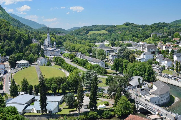 Vista geral do Santuário de Lourdes, na França, durante o verão europeu