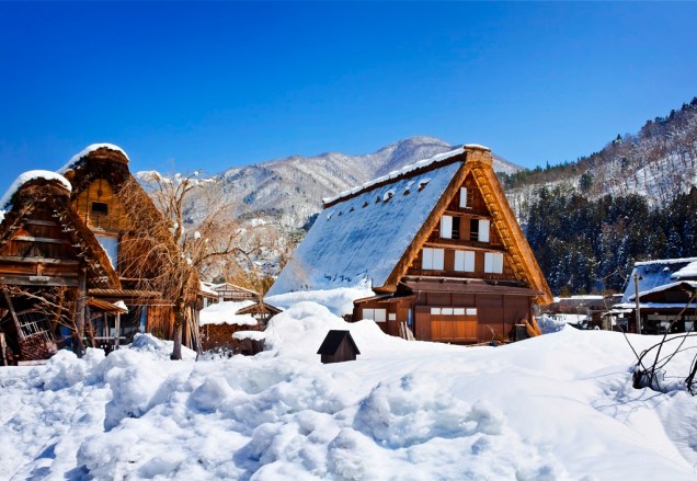 A vila de Gokayama, na província de Toyama, é uma das poucas que ainda possuem casas no estilo gasshô, com telhados adaptados para o grande volume de neve da região