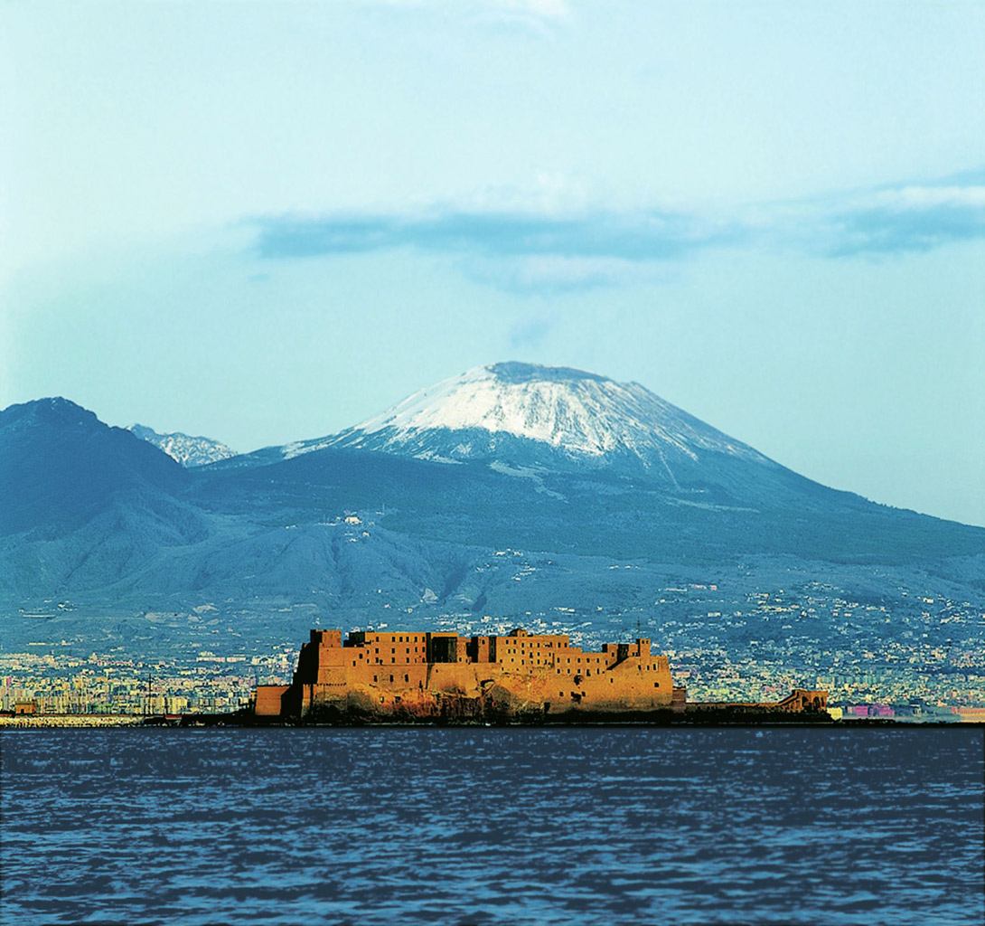 Castelo Dell’Ovo e Vesúvio em Nápoles, Itália Castelo Dell’Ovo e Vesúvio em Nápoles, Itália