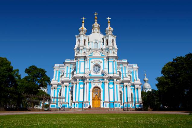 Em estilo rococó, a fachada da Catedral Smolny é marcada pelas cores azul e branco