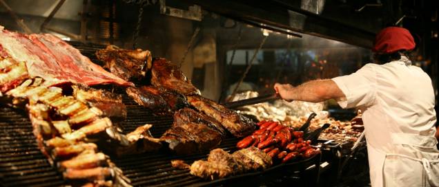 A tradicional parrillada, um clássico da culinária da <a href="http://viajeaqui.abril.com.br/paises/argentina" rel="Argentina" target="_self">Argentina</a>, leva vários tipos de cortes de carne como costillas, lomo, chorizo e vacio