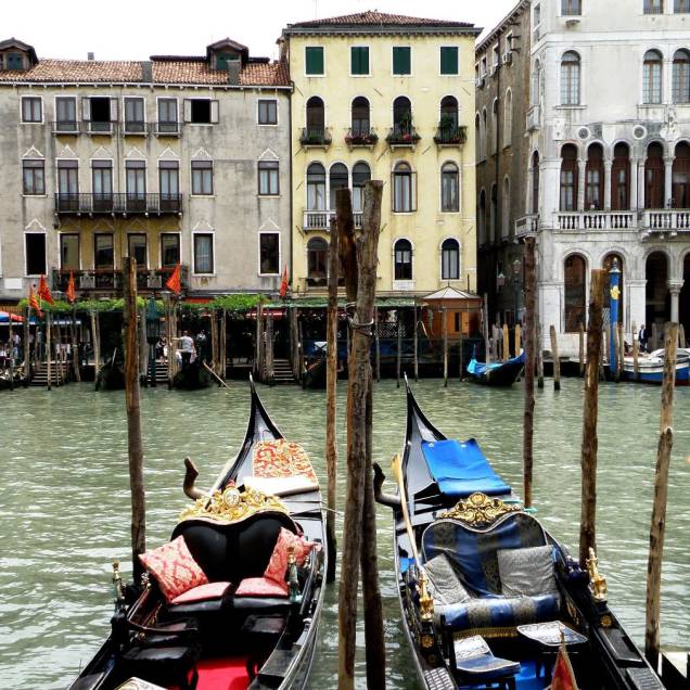 Os passeios de gôndola pelos canais de Veneza são atração clássica e romântica e podem ser feitos a partir de diversos pontos da cidade