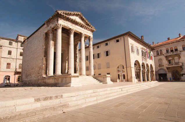 O Templo de Augustus é a única construção da época do Império Romano que sobrou na praça central de Pula; destruído em 1944 pela explosão de uma bomba, o prédio e as suas colunas foram reconstruídos e hoje abrigam um pequeno museu de história da cidade