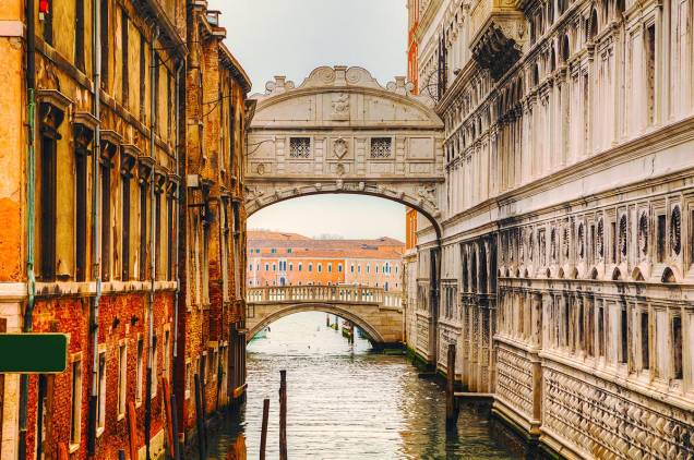 A famosa Ponte dos Suspiros, em Veneza, funcionava como passagem dos tribunais venezianos para a prisão - chama-se Ponte dos Suspiros por ali ser o último lugar em que o condenado teria uma visão da cidade, antes do cárcere. É possível passar pela ponte e ter a mesma sensação de um condenado durante a visita ao <a href="https://viajeaqui.abril.com.br/estabelecimentos/italia-veneza-atracao-palazzo-ducale" rel="Palazzo Ducale" target="_blank">Palazzo Ducale</a> A famosa Ponte dos Suspiros, em Veneza, funcionava como passagem dos tribunais venezianos para a prisão - chama-se Ponte dos Suspiros por ali ser o último lugar em que o condenado teria uma visão da cidade, antes do cárcere. É possível passar pela ponte e ter a mesma sensação de um condenado durante a visita ao <a href="https://viajeaqui.abril.com.br/estabelecimentos/italia-veneza-atracao-palazzo-ducale" rel="Palazzo Ducale" target="_blank">Palazzo Ducale</a>
