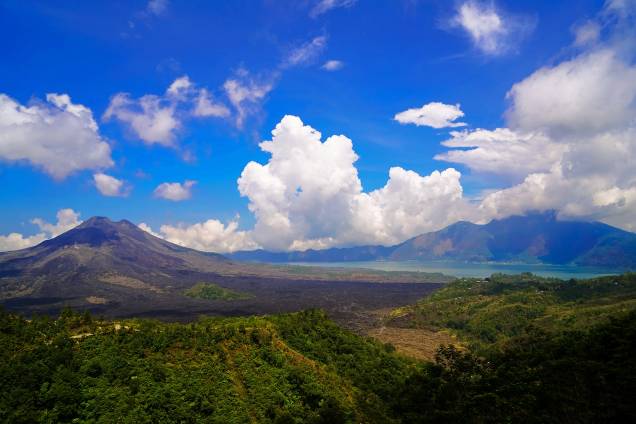 Próximo a Bali está o vulcão Batur, onde é possível realizar trilhas. O acompanhamento de um guia é indicado