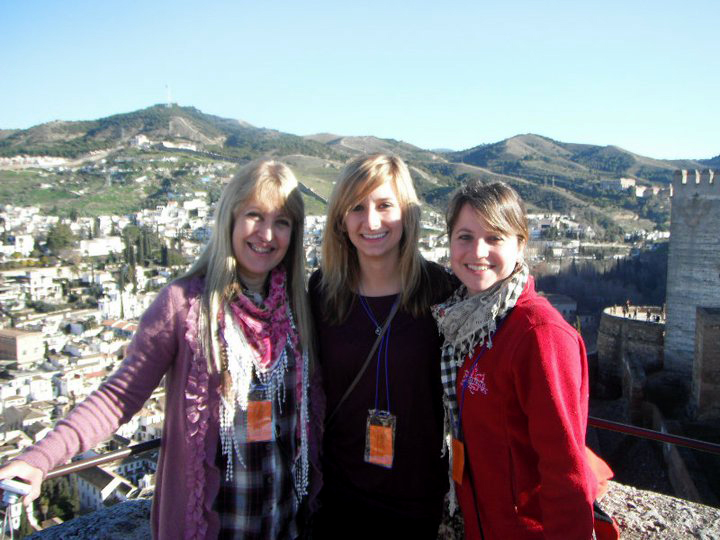 Marlene (à esq.) e Flavia (à dir.) na Alhambra, em Granada, Espanha Marlene (à esq.) e Flavia (à dir.) na Alhambra, em Granada, Espanha